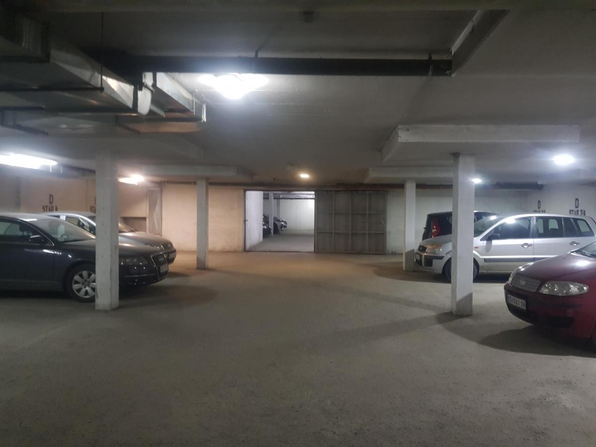 Rajiceva 5- Apartman Sa Prostranom Terasom I Garaznim Mestom Kragujevac Exterior photo
